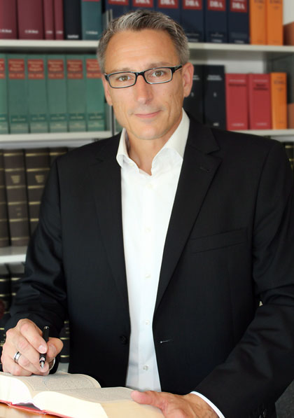 Udo Franz, Steuerberater in Monheim am Rhein, im Büro mit Fachliteratur